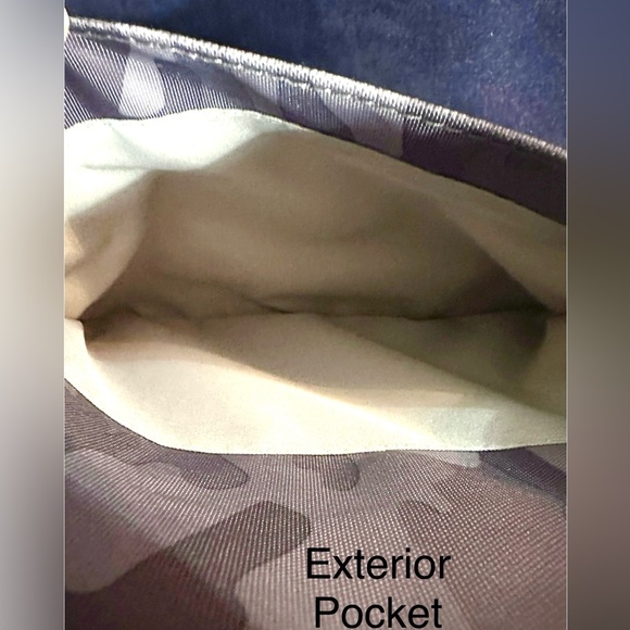 Baggallini Women’s Gray Camouflage Small Joey Crossbody Bag, Great Condition - Picture 5 of 9